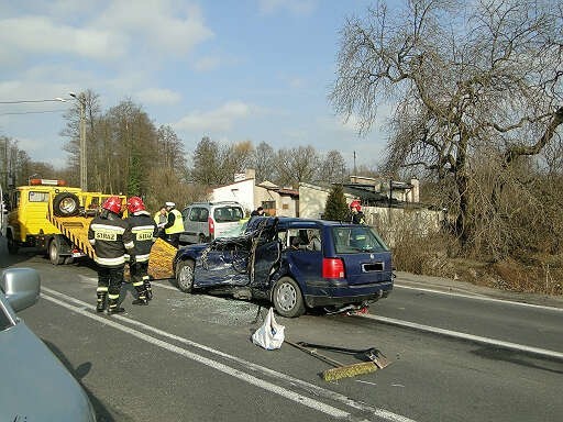 Śmiertelny wypadek w Łasku. Samochód osobowy wjechał pod tira [ZDJĘCIA]