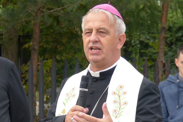 Ksiądz biskup Jan Piotrowski zachęca do włączenia się do akcji "Zbieram i pomagam".