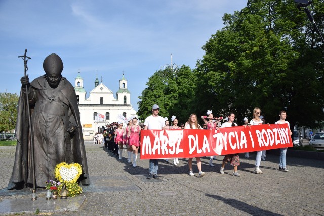 Kilkaset osób wzięło udział w Marszu dla Życia i Rodziny, który w niedzielę, 21 maja, przeszedł ulicami Częstochowy