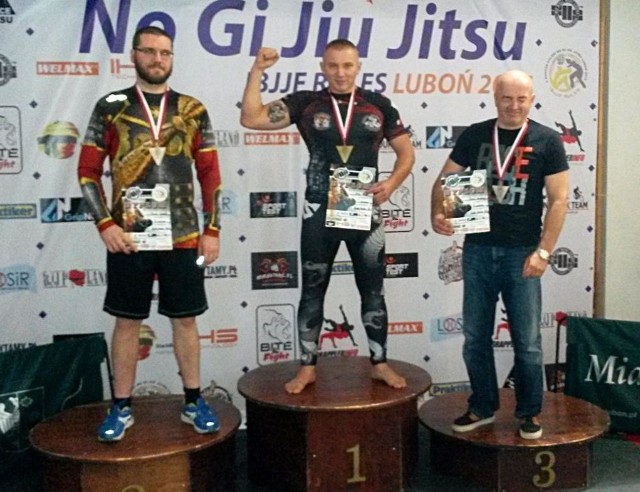 Artur Kęska na najwyższym stopniu podium wagi 97,5 kg białe pasy masters. Nie było silnych na słupszczanina