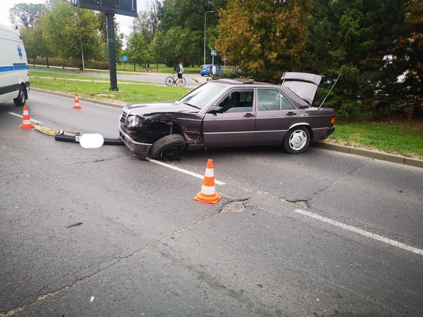 Zderzenie dwóch samochodów na rondzie Maczka w Bydgoszczy. Są utrudnienia! [zdjęcia]