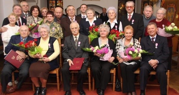 Każda z par dostała kwiaty i medale "Za długoletnie pożycie małżeńskie".