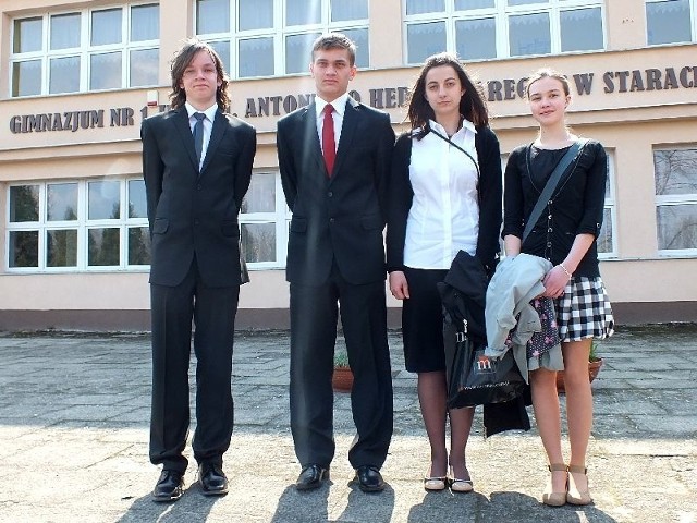 Gimnazjaliści z gimnazjum nr 1 imienia Generała Antoniego Hedy &#8222;Szarego&#8221; są zadowoleni z egzaminu. Na zdjęciu od lewej Jakub Świrta, Karol Maciąg, Dominika Wojarska i Joanna Miśkiewicz.