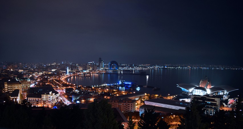 Nocny widok na panoramę Baku z tarasu widokowego...