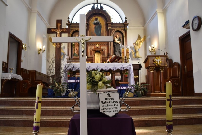 Pogrzeb Dzieci Zmarłych Przed Narodzeniem w Suwałkach. Do jednego grobu złożono ciała 23 dzieci