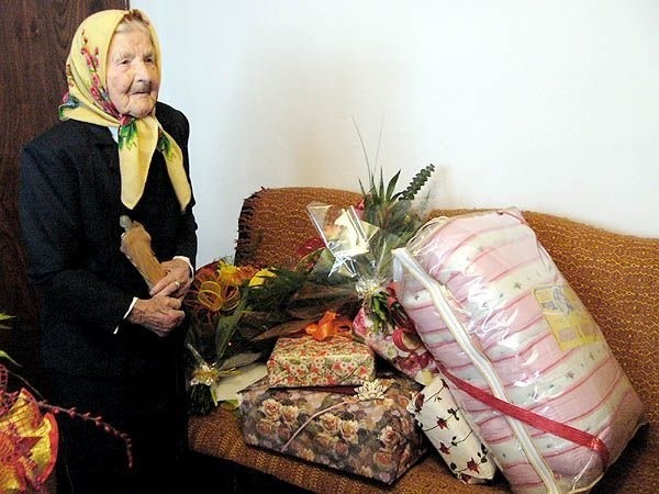Józefa Świeboda z Ostrowa otrzymała od samorządowców mnóstwo prezentów i kwiatów z okazji setnych urodzin.