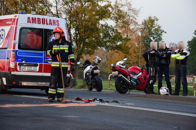 Na drodze krajowej nr 25 w Jaksicach (gmina Inowrocław) doszło do wypadku. Motocyklista trafił do szpitala.Do zdarzenia doszło około godziny 17.15. Jak informuje nas Izabella Drobniecka z inowrocławskiej policji, ze wstępnych ustaleń wynika, iż motocyklista uderzył w tył opla astry. Karetka pogotowia zabrała mężczyznę do szpitala.Policja bada teraz, jak doszło do tego zdarzenia.