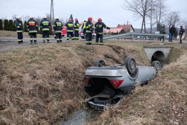 Do wypadku doszło w środę na drodze wojewódzkiej nr 884 w Ruszelczycach (gm. Krzywcza) koło Przemyśla.- Kierujący fordem jadąc w kierunku Przemyśla, chcąc uniknąć najechania na tył samochodu, który zatrzymał się aby ustąpił pierwszeństwa, odbił kierownicą w prawo i zjechał z drogi. Samochód dachował w rowie - powiedział podkom. Damian Brzyski z KMP w Przemyślu.40-letni mieszkaniec pow. rzeszowskiego podróżował z 3-letnią dziewczynką. Nic im się nie stało. Dziecko trafiło jednak do szpitala na szczegółowe badania. Mężczyzna był trzeźwy. Zobacz także: Wypadek w Ciemięrzowicach niedaleko Przemyśla. W zderzeniu BMW z mercedesem ranne zostały dwie osoby