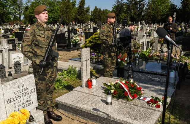 Uroczystość nadania tabliczki „Żołnierz Armii Krajowej” w miejscu pochówku śp. Adeli i Tadeusza Grzeszczuków na Cmentarzu Nowofarnym przy ul. Artyleryjskiej w Bydgoszczy. W uroczystości wziął udział Radosław Kempiński, wicewojewoda województwa kujawsko-pomorskiego. Obecna była także córka AK-owców Hanna Grzeszczuk-Brendel. 