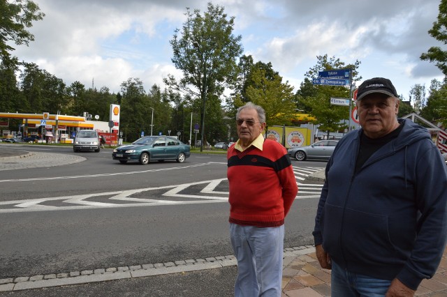 To skrzyżowanie jest niebezpieczne i trzeba je przebudować. Sprawdziłoby się tu rondo - mówią Tadeusz Baron (od prawej) i Zygfryd Marszałek, mieszkańcy, którzy zbierali podpisy w tej sprawie