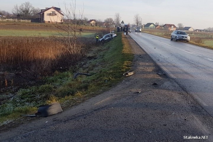 W gminie Zaklików samochód zderzył się z traktorem ciągnącym beczkę na szambo (ZDJĘCIA)