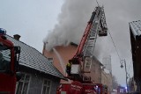Biecz. Pożar w ścisłym centrum miasta. Płonął budynek mieszkalny. Z ogniem walczą strażacy z PSP z Gorlic i druhowie z OSP z gminy Biecz