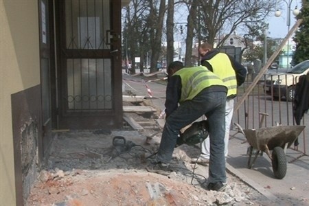 W pierwszej kolejności wyburzono niezbyt urodziwe betonowe schody, po których od 40 lat pary młode wchodziły do USC...