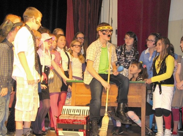 Goście jubileuszu obejrzeli spektakl musicalowy pt. "Ośla ławeczka" w wykonaniu uczniów bielskiej szkoły muzycznej