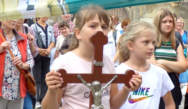Pątniczy krzyż niosła w sobotę 11-letnia Paula Zbojak. Po raz pierwszy na trasie czarnocińskiej pielgrzymki towarzyszyła jej młodsza siostra Wiktoria.