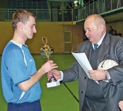 Kapitan Proszowianki Łukasz Jasielski odbiera zwycięski puchar od burmistrza Jana Makowskiego Fot. Aleksander Gąciarz