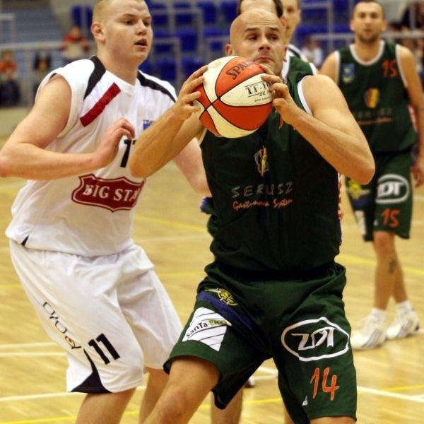 Koszykarze Siarki Tarnobrzeg przegrali w sobotę z Big Starem w Tychach (na zdjęciu fragment tego meczu, z piłką Krzysztof Zych), "grając&#8221; bardzo dziwnie w drugiej kwarcie.