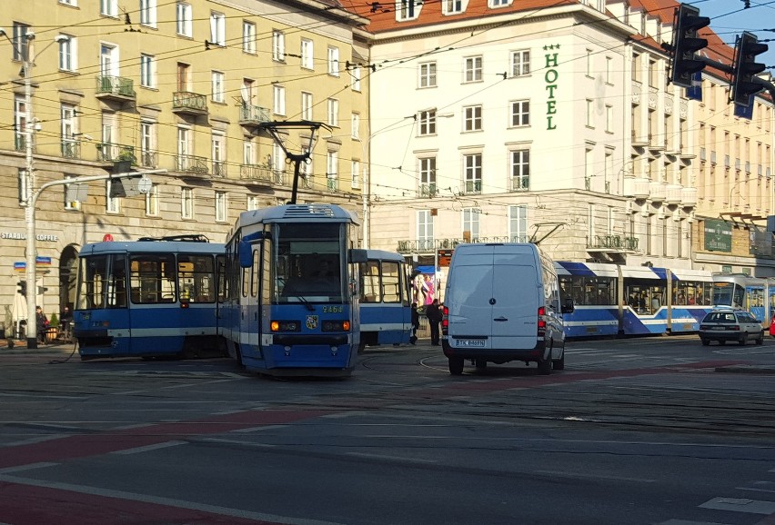 Tramwaj wykoleił się w centrum na środku skrzyżowania (OBJAZDY)