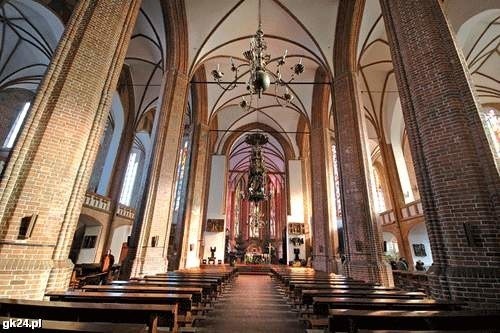 Wnętrze katedry kołobrzeskiej.