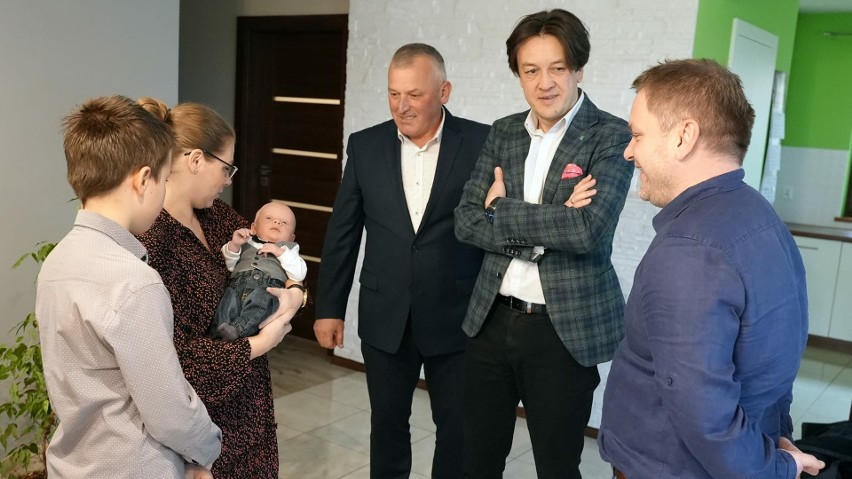 Mikołaj, pierwszy mieszkaniec gminy Kozienice, urodzony w 2024 roku, przyjął życzenia od lokalnych władz. Zobacz zdjęcia