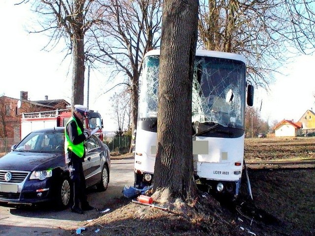 Autobusu PKS relacji Grudziądz - Nowe uderzył w drzewo w Mątawach