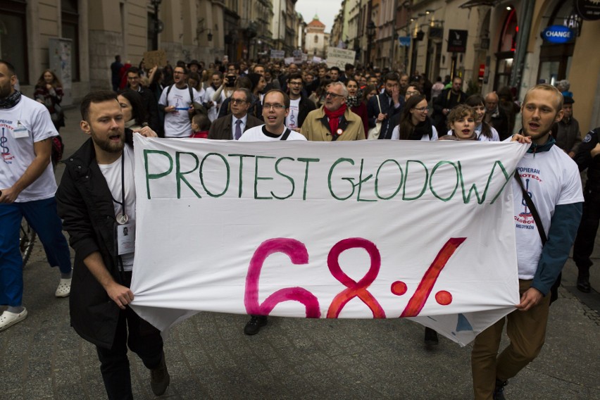 W Krakowie odbył się marsz poparcia dla medyków [ZDJĘCIA]