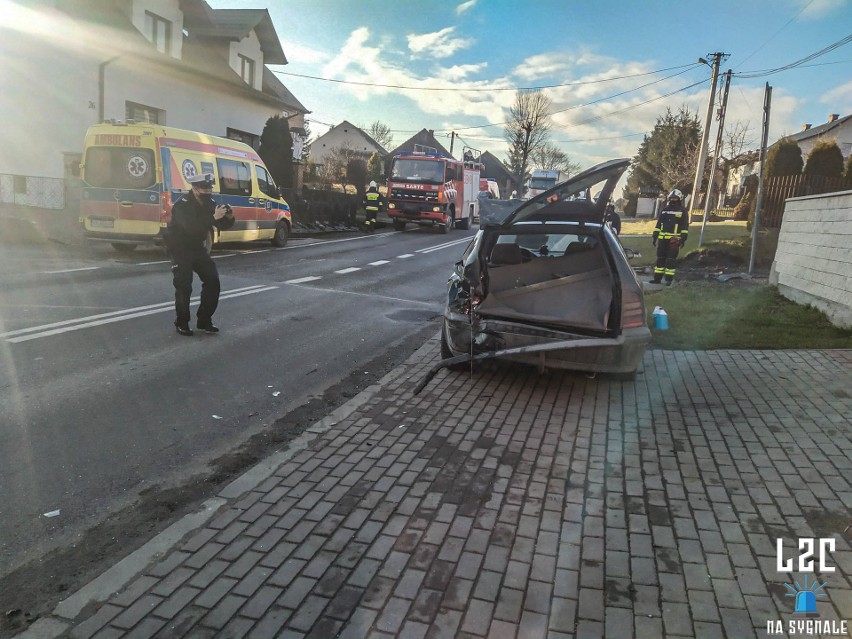 Wypadek w Kaszowie. Zderzyły się dwa samochody. Były osoby poszkodowane