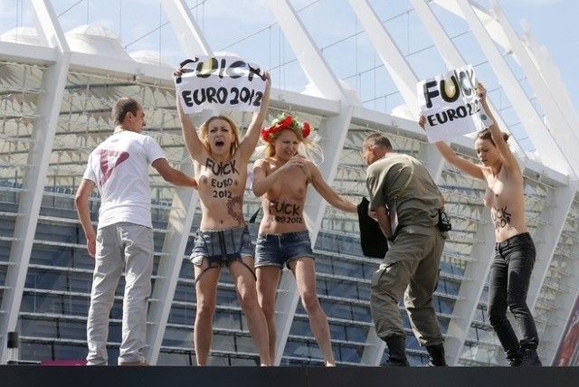 Ukraińskie feministki przed stadionem w Kijowie