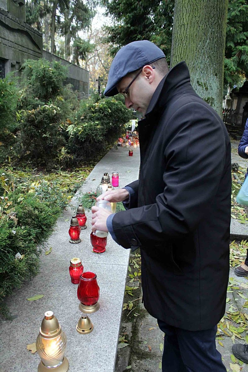 Cmentarz przy Lipowej: Zapal świeczkę na grobie wybitnych lublinian (ZDJĘCIA)