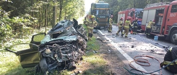 Ksiądz Arkadiusz Pietuszewski nie żyje. Zginął w zderzeniu osobówki i dwóch tirów na DK 8. Tragiczny wypadek oczami strażaków [ZDJĘCIA]