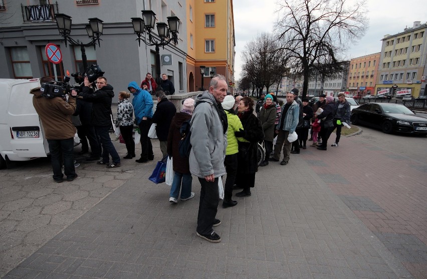 Poseł Jaworski rozdawał w Pruszczu i Gdańsku śledzie i leszcze [WIDEO,ZDJĘCIA]