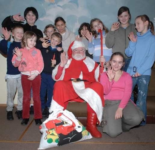 Dzieci ze świetlicy Caritasu przy ul. Brackiej były zachwycone wizytą Mikołaja
