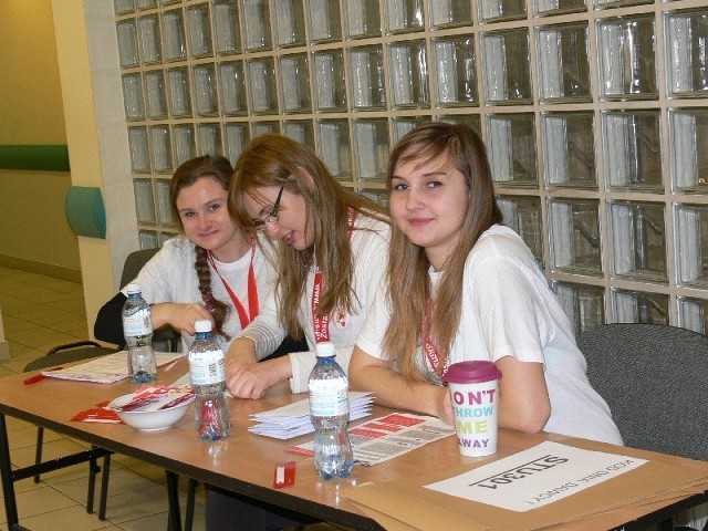 Wolontariusze z tarnobrzeskiej PWSZ pomagali wypełniać formularze i pokazywali, jak należy poprawnie pobrać wymaz.