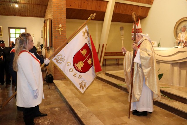 W sobotę w Goździe odbyło się poświęcenie sztandaru gminy Przyjechało wielu znakomitych gości. Gmina Gózd już 2018 roku doczekała się własnego sztandaru. Został on wykonany w Radomiu w pracowni haftu artystycznego. W sobotę, 2 października 2021 uroczyście został poświęcony. Warto zaznaczyć, że godło herbu gminy to: w polu czerwonym trzy złote karcze w rostrój, pośrodku miecz o takiejż rękojeści i głowni srebrnej w słup. Większość wiosek gminy powstała w miejscach po wykarczowaniu nieprzebytych ostępów Puszczy Radomskiej (Kozienickiej) stąd trzy złote karcze.Poświęcenia sztandaru dokonał ksiądz biskup Paweł Socha, honorowy obywatel gminy Gózd. - Przyjmując sztandar, wyrażam serdeczne podziękowanie za tak cenny dar. Pragnę zapewnić, że będzie on symbolem wartości, które są i będą fundamentem pracy samorządowej dla dobra społeczności lokalne - mówił wójt gminy Gózd, Paweł Dziewit. ZOBACZ ZDJĘCIA Z UROCZYSTOŚCI ====>>>