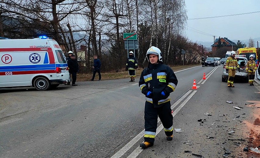 Zderzenie trzech aut w Czerńcu na DW 969. Dwie osoby poszkodowane w szpitalu