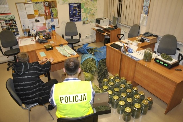 Marihuana była już podzielona i schowana do słoików.