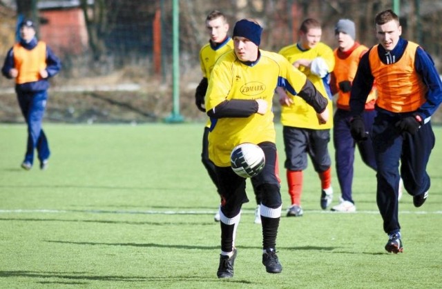 Piłkarze czwartoligowego Znicza Suraż (żółte koszulki) okazali się w sparingu lepsi od występującej szczebel wyżej Pogoni Łapy