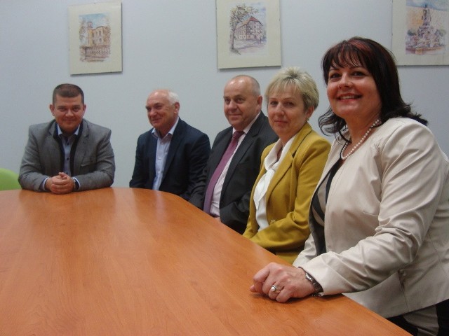 We wtorek podczas podpisania umowy na wywóz odpadów w gminach obecni byli wójtowie (od lewej): Jacek Wójcicki, Stanisław Chudzik, Tadeusz Karwasz, Anna Mołodciak i Krystyna Pławska.
