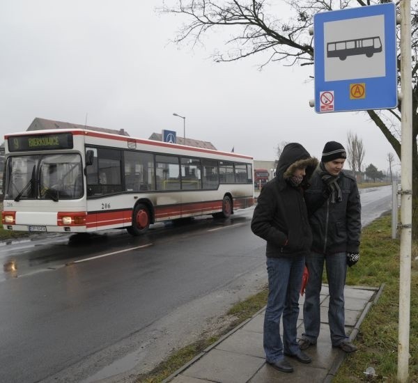 - Nie wyobrażam sobie czekać tu na autobus, kiedy będzie padać śnieg - mówi Piotr Henne (na zdjęciu z Joanną Nowak).