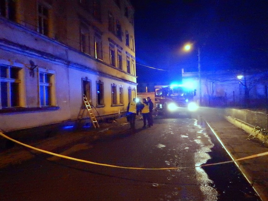 Pożar bloku socjalnego w Prudniku. Nie żyją dwie osoby.
