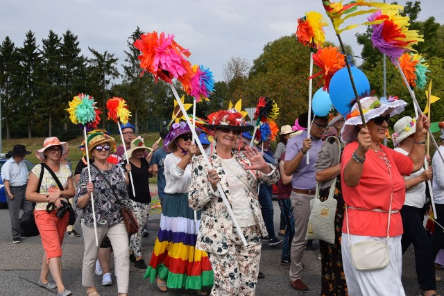 To był już czwarty Marsz Kapeluszowy Seniorów w Kamieniu Krajeńskim, który organizuje miejscowy Dom Pomocy Społecznej przy współpracy ze Stowarzyszeniem Pomóż Sobie Pomagając Innym. Na kamieński stadion zawitali seniorzy z Sępólna, Więcborka, Kamienia, a nawet Tucholi, Chojnic i Człuchowa.Panie Halina i Zofia z grupy teatralnej Rym-Cym-Cym z Więcborka uczestniczą w marszu od samego początku, a kapelusze robią własnoręcznie. - Lubimy się integrować z ludźmi, często przyjeżdżamy do Kamienia na różne  występy - mówią zgodnie. W tym roku uczestnikom towarzyszyła młodzież z Sępólna, która przygotowała program artystyczny.Seniorzy przeszli ulicami miasta w barwnym korowodzie z uśmiechami na twarzach na plac DPS, gdzie bawili się dalej.