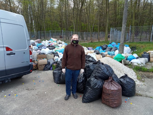 Mieszkańcy Osiedla Piastów zbierają nakrętki, by pomóc zwierzętom z sosnowieckiego schroniska.Zobacz kolejne zdjęcia. Przesuwaj zdjęcia w prawo - naciśnij strzałkę lub przycisk NASTĘPNE