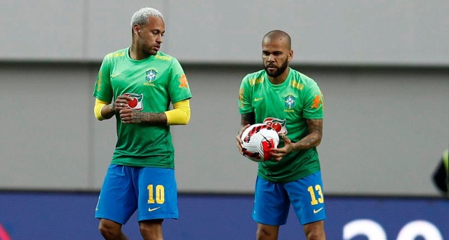 Dani Alves (z prawej) w towarzystwie kolegi z reprezentacji Brazylii, Neymara, z którym grał również razem w Barcelonie i PSG