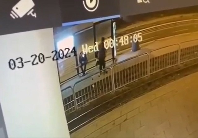 Moment podpalenia mężczyzny 20 marca na przystanku tramwajowym MPK przy ul. Pomorskiej w Łodzi.