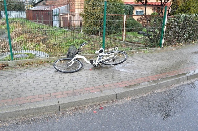 Do zdarzenia doszło na skrzyżowaniu w miejscowości Skąpe. Rowerzystka na skrzyżowaniu w miejscowości Skąpe wymusiła pierwszeństwo przejazdu i wjechała od suzuki. Doszło do zderzenia. Na miejsce zostały wezwane służby ratunkowe.Sprawę wyjaśnia świebodzińska policja. 26-latka dotkliwe odczuła skutki swojej nieostrożności. Ranna, z urazem głowy, została przewieziona do szpitala.Czytaj również: Tajemnicza akcja CBŚ w GorzowieWIDEO: Amfetamina w lodówce, marihuana w łazience i 32–latek w areszcie