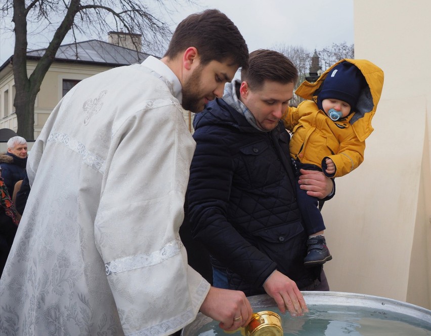 Prawosławni świętowali Epifanię. Tradycyjnie święcenie wody przy katedrze na ul. Ruskiej w Lublinie     