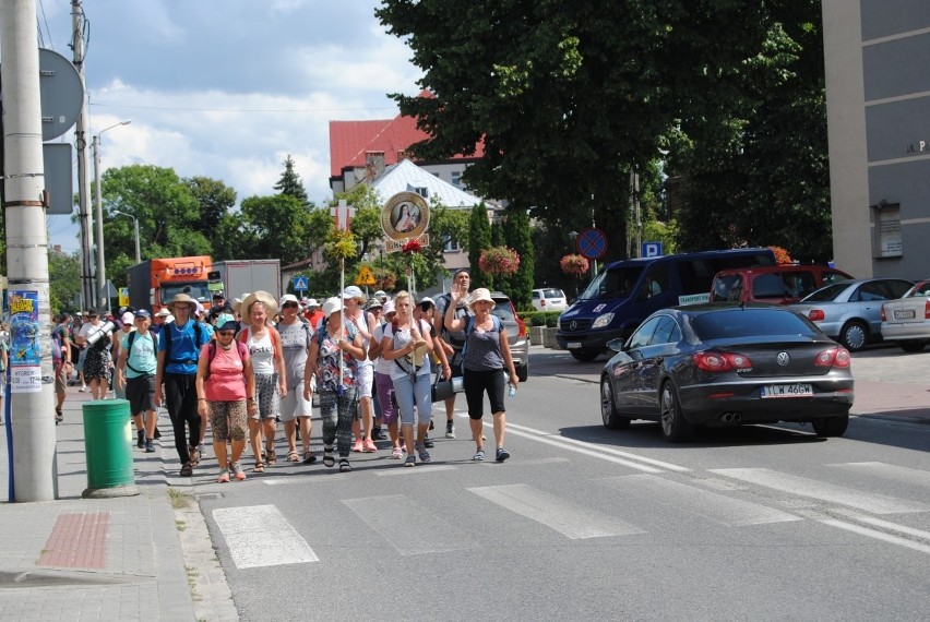 Włoszczowa na pątniczym szlaku. Przez miasto przeszły pielgrzymki na Jasną Górę (ZDJĘCIA)