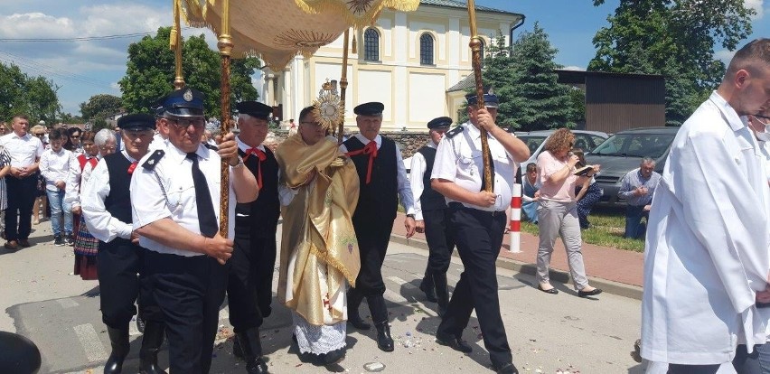 Boże Ciało w gminie Jedlińsk. Tłum parafian w procesji w Lisowie. Zobacz zdjęcia