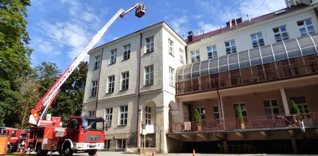 25-metrowy podnośnik... fruwający nad szpitalem "Górka&#8221;. Taki efektowny obrazek oglądaliśmy na rozpoczęcie buskich ćwiczeń strażackich.