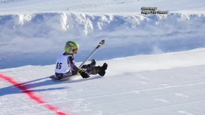 Spektakularne zawody w zjeździe na szuflach od śniegu (WIDEO)